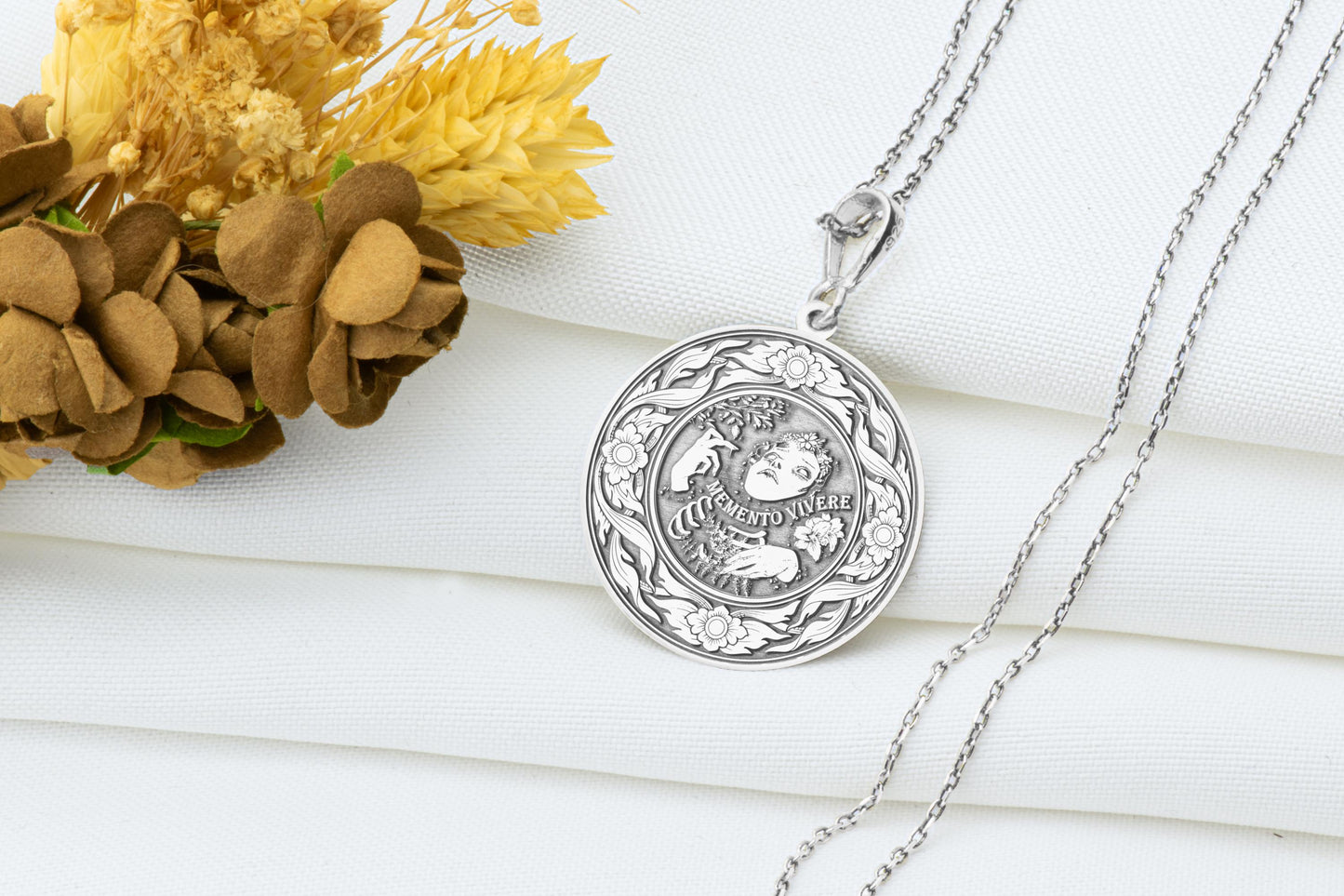 Memento Vivere Pendant Necklace